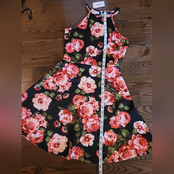 NWT, Beautiful Summer Dress - Picture 8 of 9